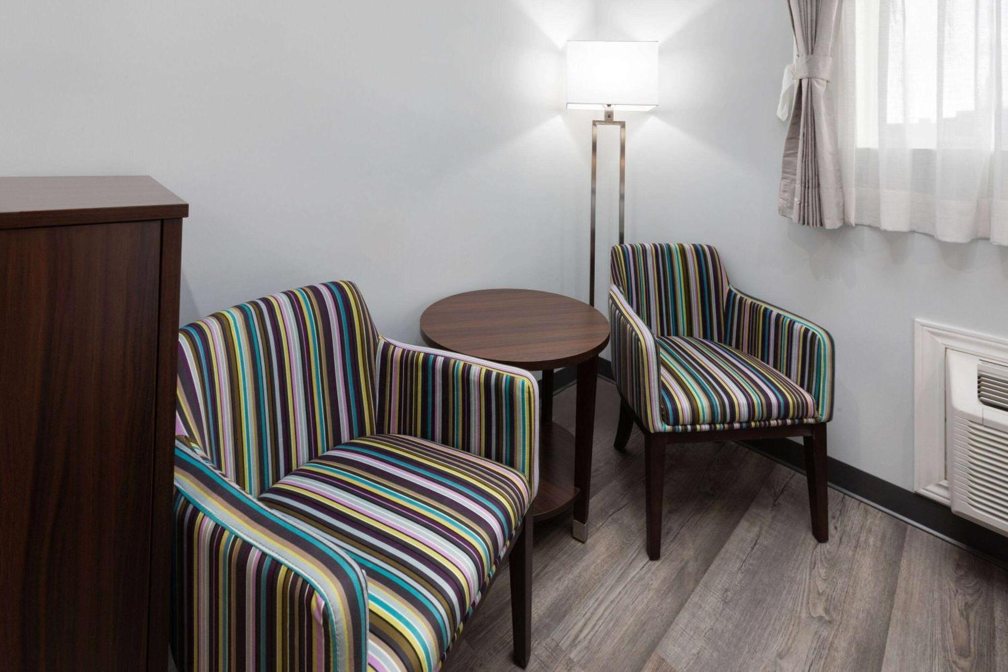 Travelodge By Wyndham Cochrane Kültér fotó